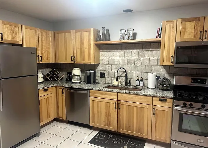 Spacious Luxury Retreat With Jetted Tub, Fireplaces, Balconies, And Smart Tv In North Utica, Illinois * Utica