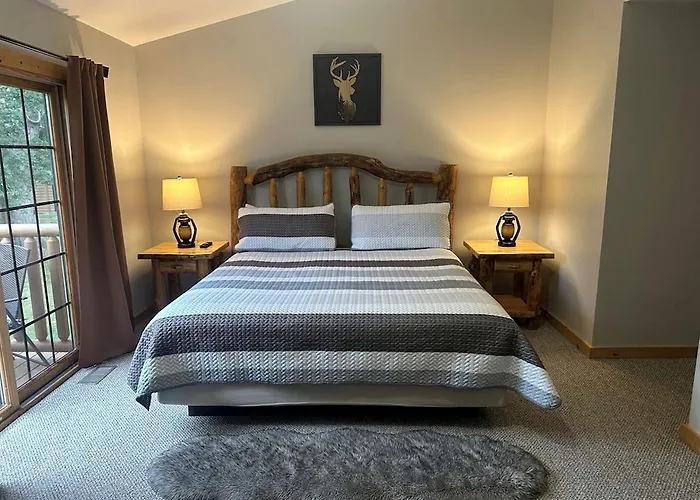Spacious Luxury Retreat With Jetted Tub, Fireplaces, Balconies, And Smart Tv In North Utica, Illinois Holiday home Utica