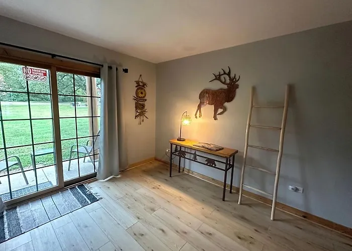 Holiday home Spacious Luxury Retreat With Jetted Tub, Fireplaces, Balconies, And Smart Tv In North Utica, Illinois