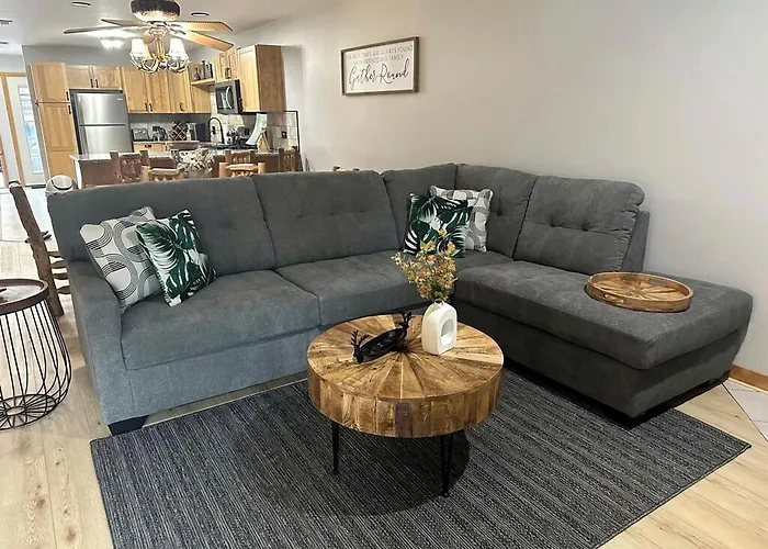 Spacious Luxury Retreat With Jetted Tub, Fireplaces, Balconies, And Smart Tv In North Utica, Illinois Utica