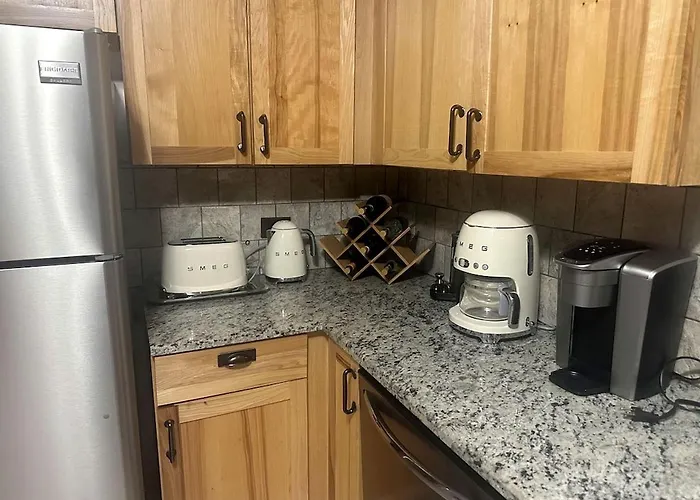Spacious Luxury Retreat With Jetted Tub, Fireplaces, Balconies, And Smart Tv In North Utica, Illinois Utica