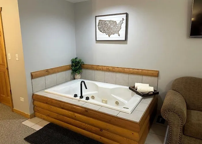 Spacious Luxury Retreat With Jetted Tub, Fireplaces, Balconies, And Smart Tv In North Utica, Illinois Holiday home *