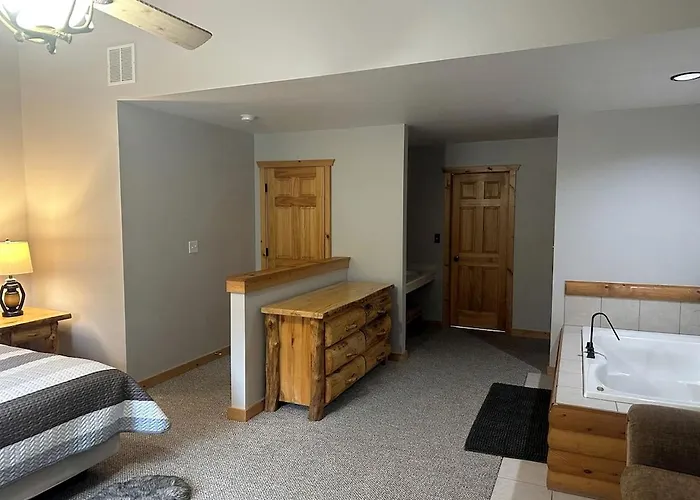Spacious Luxury Retreat With Jetted Tub, Fireplaces, Balconies, And Smart Tv In North Utica, Illinois Holiday home *