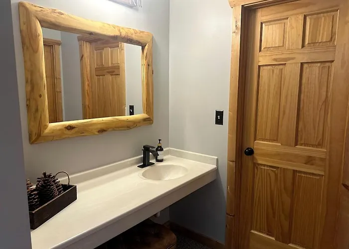 Holiday home Spacious Luxury Retreat With Jetted Tub, Fireplaces, Balconies, And Smart Tv In North Utica, Illinois *