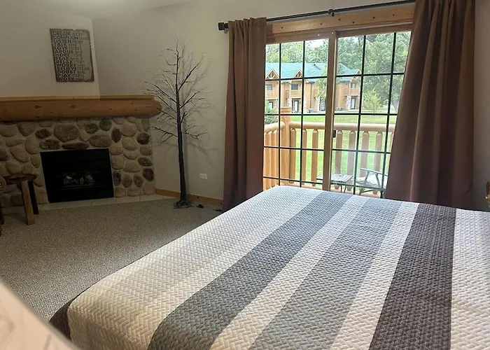 Spacious Luxury Retreat With Jetted Tub, Fireplaces, Balconies, And Smart Tv In North Utica, Illinois *